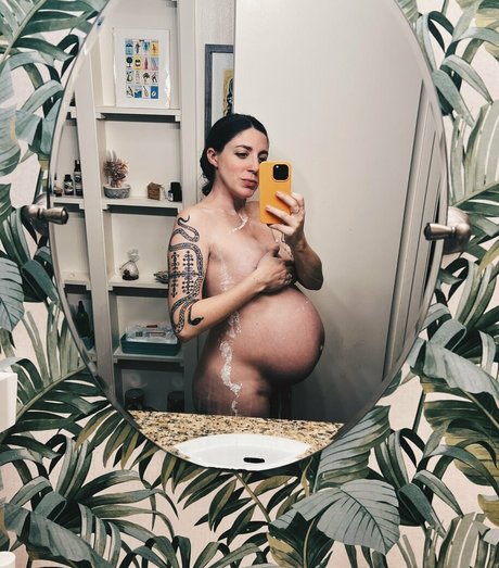 prettysadiereed star érotique images