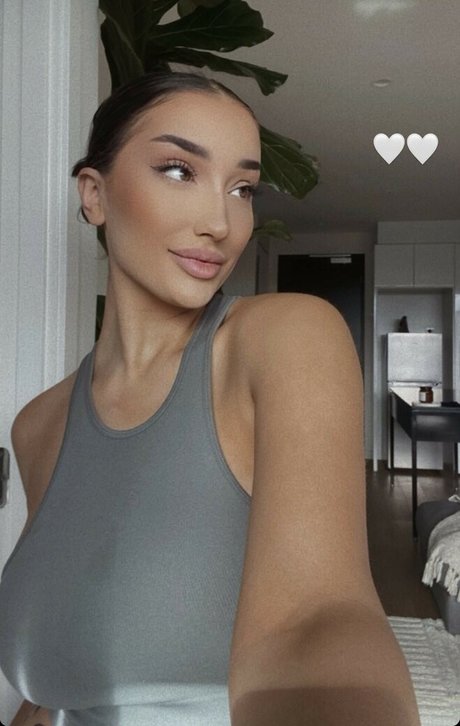 Carla Dior star du porno sympa des photos