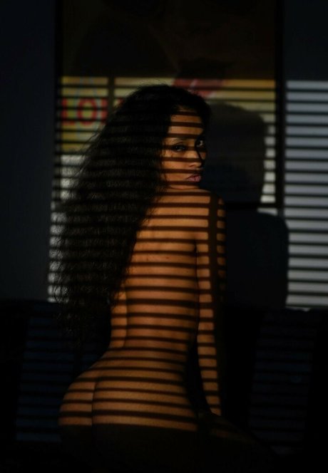 Adjouai modèle érotique photos