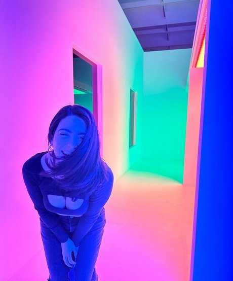 Emeraude Toubia beau modèle galeries