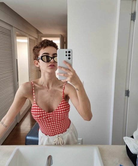 Manu Gavassi actrice artistique image