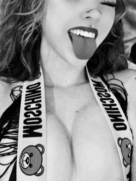 M O X I E star du porno en haute qualité images