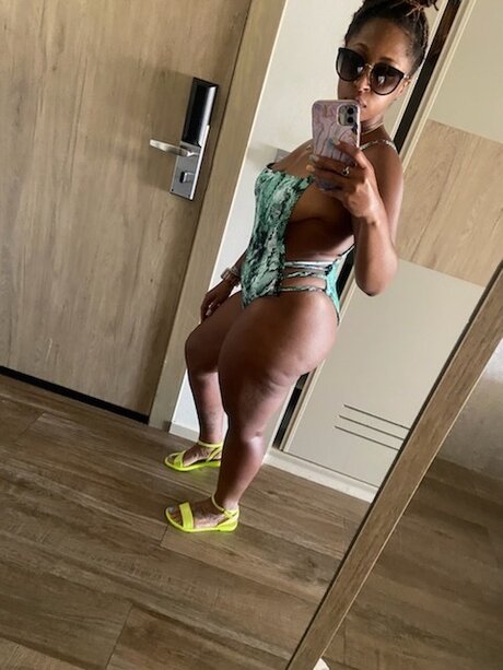 GiSpot star du porno en haute qualité des photos