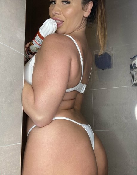 britishbustybrunettemilf modèle gratuit image