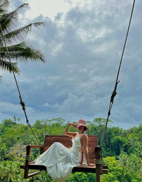 fille courbée dà côté onlyfans gratuit sympa image