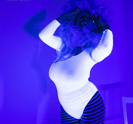 fille courbée dà côté onlyfans xxx érotique photos