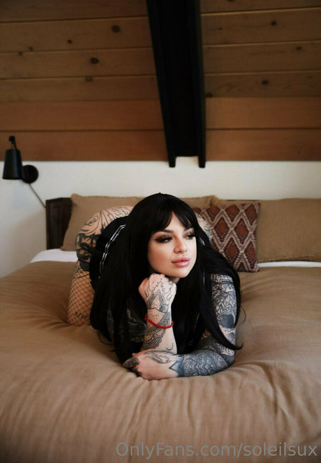 brunette onlyfans haut érotique archive