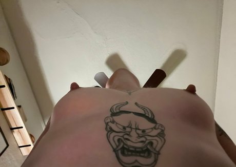 éjacule sur la langue onlyfans nus hd photo