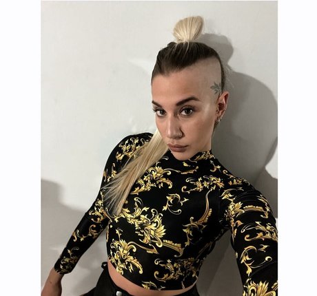 tatouages ​​blonds onlyfans sexe parfait des photos