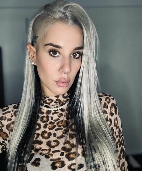 fille courbée dà côté onlyfans joli photo