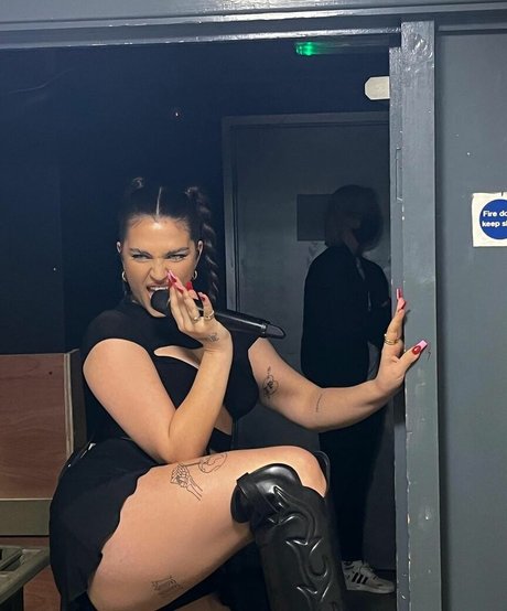 Mae Muller actrice nue collection