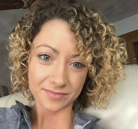 fille courbée dà côté onlyfans belle haute qualité archive