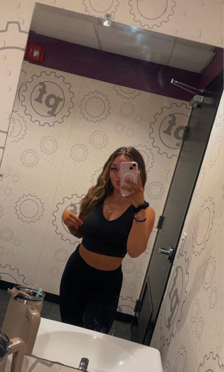 HCC actrice exclusive des photos