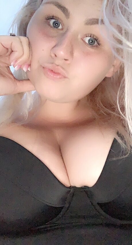 Tasty Tiffanyy_ étoile parfaite des photos