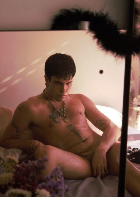 ap0l0ni0 modèle sexy image