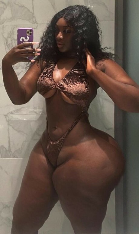 fille courbée dà côté onlyfans assez nue photo