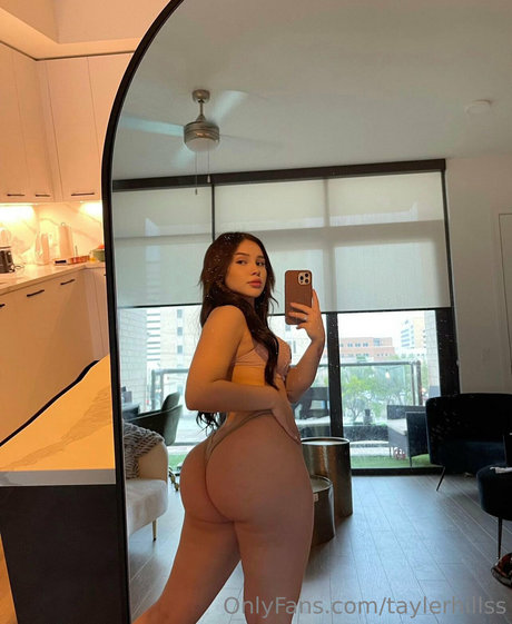 Tayler Hills actrice nue des photos