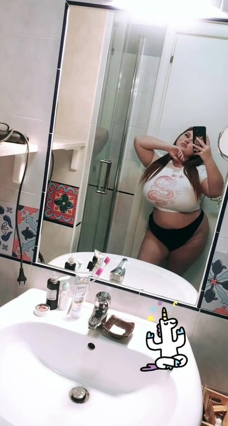 fille courbée dà côté onlyfans joli art img