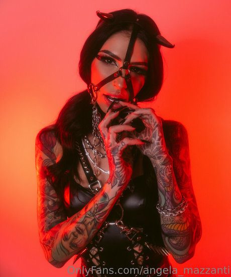 Angela Mazzanti modèle nu image