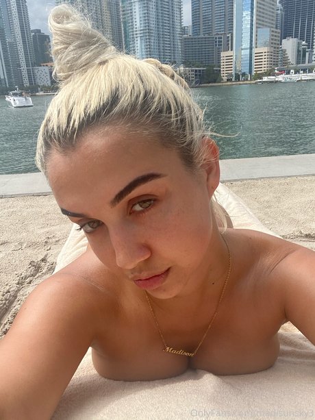 Madisun Sky haut modèle photos