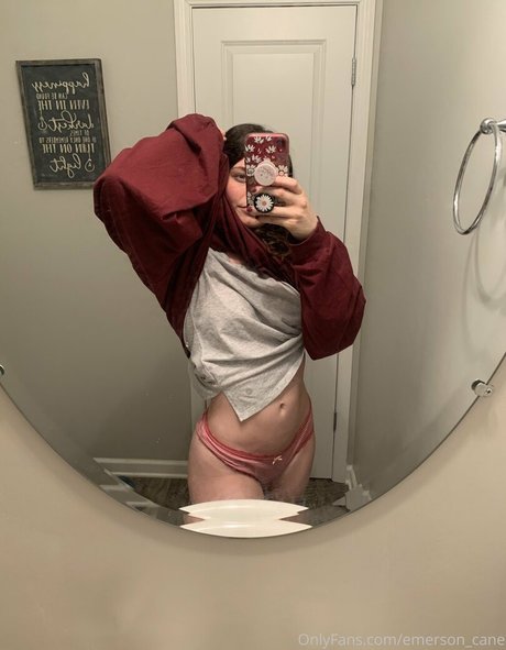 femme de ménage asiatique onlyfans joli des photos