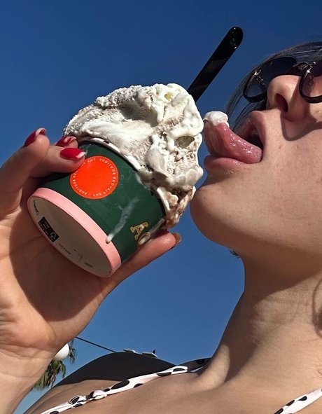 Sveta Hurin étoile nue image