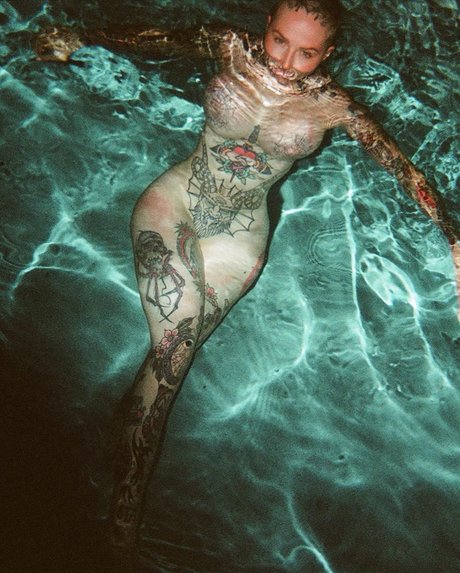 Embodoe actrice érotique galeries