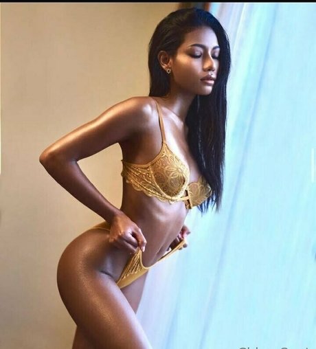 Chloe Saat star du porno chaud des photos