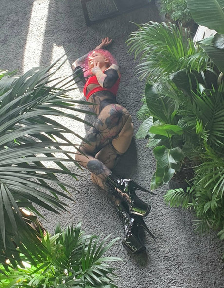 fille courbée dà côté onlyfans chaud parfait galerie