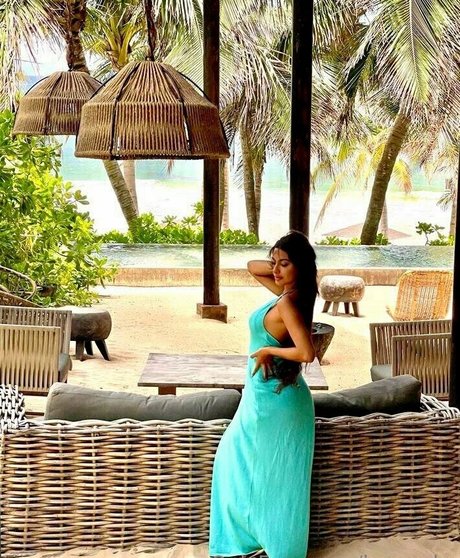 fille courbée dà côté onlyfans chaud meilleur collection