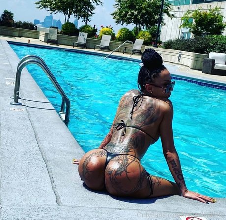 ladyboy célèbre onlyfans belle chaude images