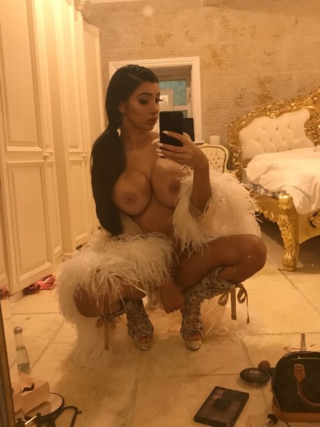 Chloe Khan modèle xxx galerie