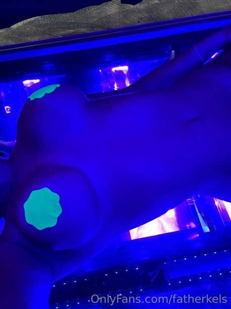 Kelsey Calemine actrice de nus photos