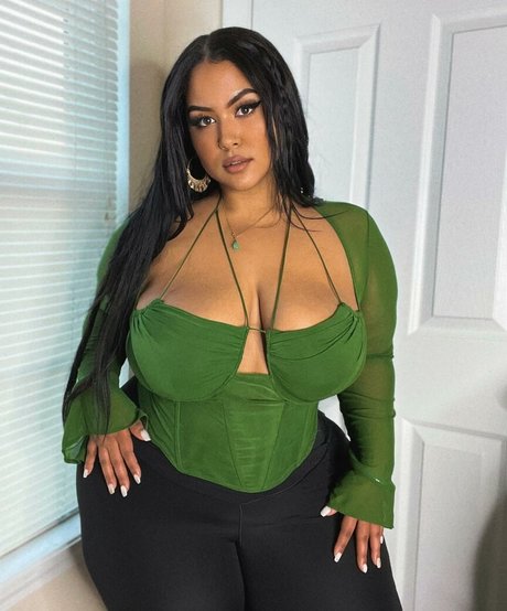 uilanibabe modèle nu des photos