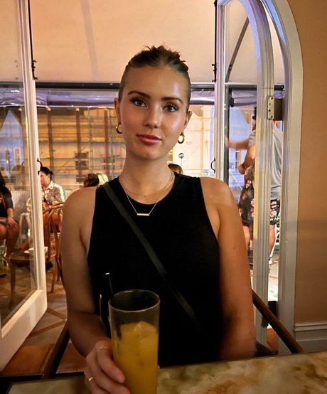 Emilia Dettorre haut modèle photos