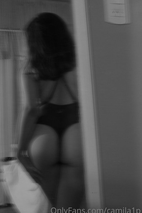 camiagustina modèle nu photo