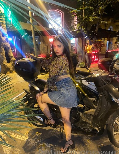 scorpioyogagirl actrice sexy photos