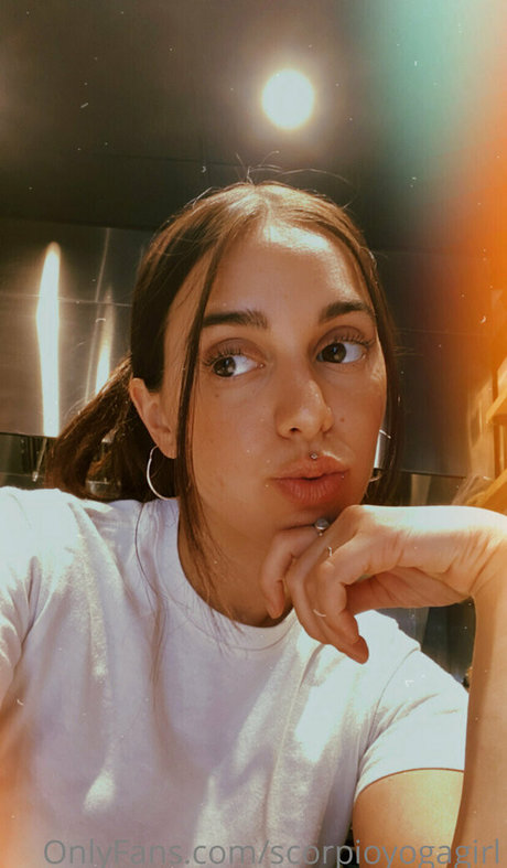 scorpioyogagirl modèle de haute qualité photo