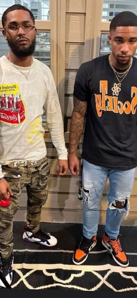 Masked Bottom star du porno de haute qualité image