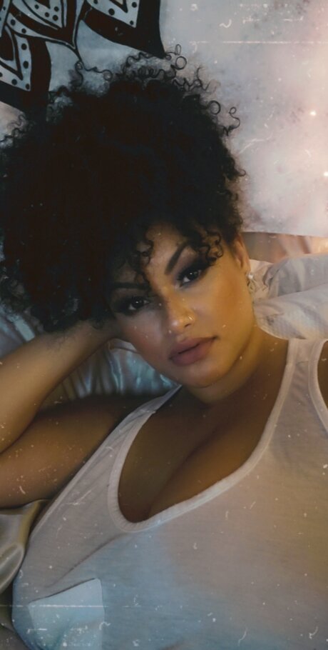 Thicc Honey B modèle magnifique photos