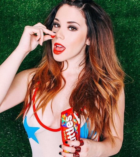 Jillian Rose Reed modèle artistique des photos