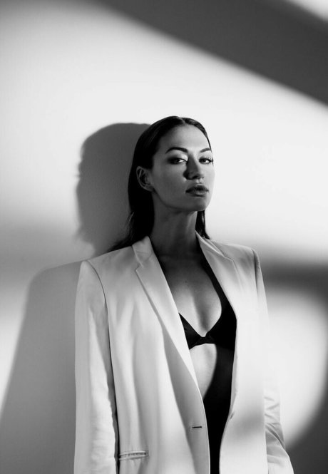 fille courbée dà côté onlyfans art sympa archive