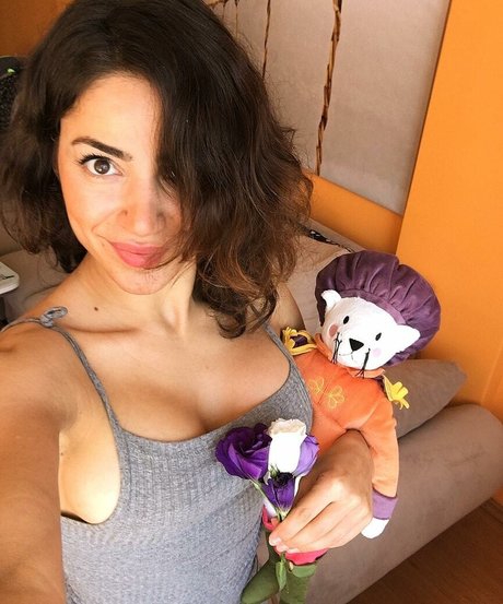 fille courbée dà côté onlyfans haute qualité gratuit img