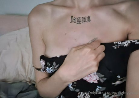 naughtyynavii actrice pornographique des photos