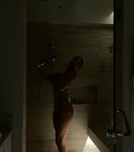 Raha Vakili modèle de sexe image