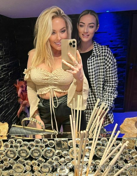 baisers lesbiens onlyfans art meilleur galeries