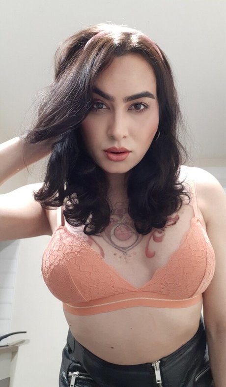 Miss Yuna modèle érotique image