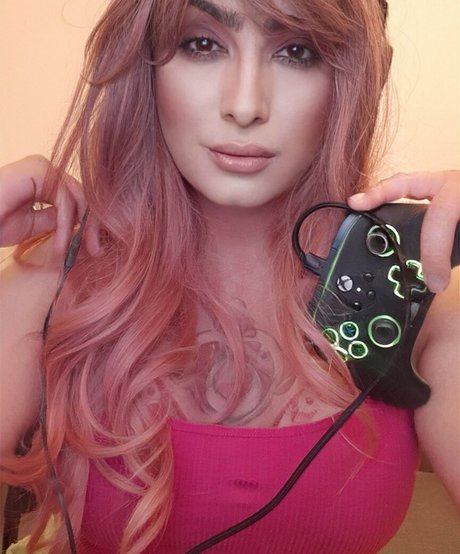 Miss Yuna star du porno parfaite photo