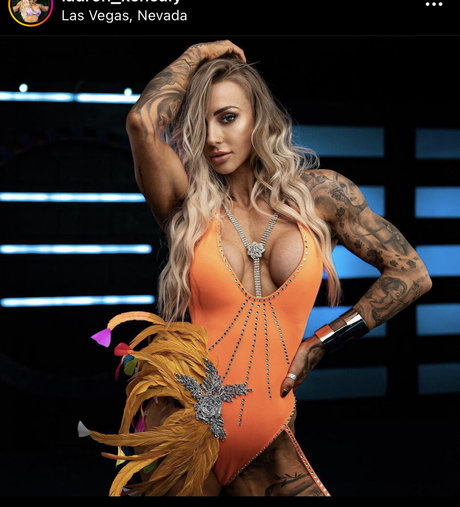 Lauren Kenealy modèle sympa archive