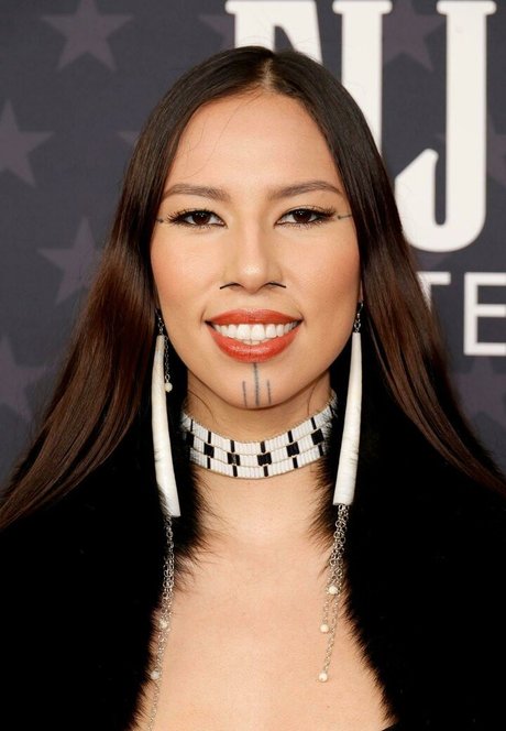 Quannah Chasinghorse art de star du porno photo